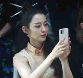 翠花在娱乐圈里吃瓜,揭秘明星幕后故事